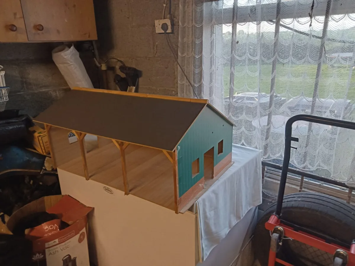 Shed for toy tractors and farm machinery - Image 2