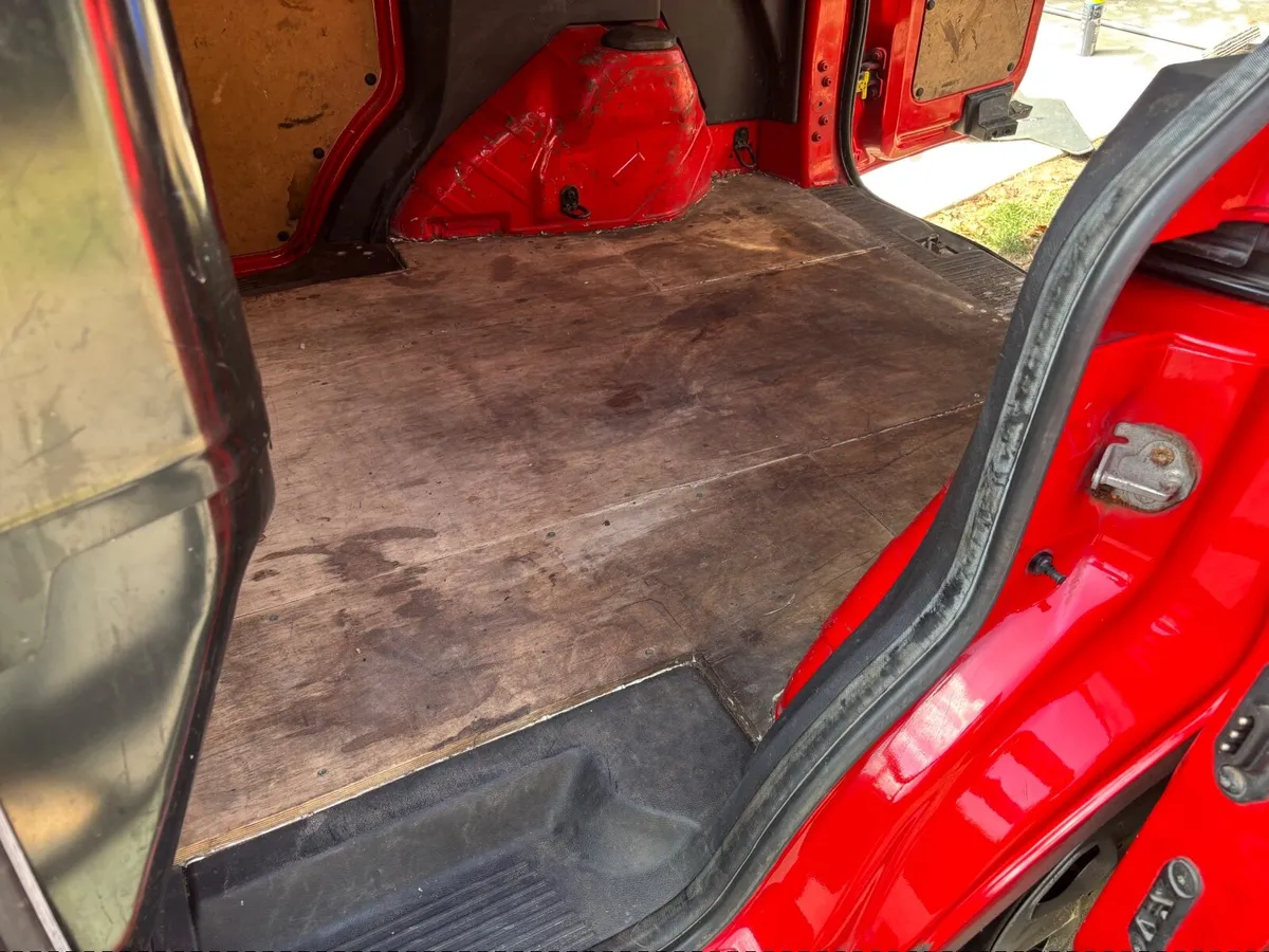 Ford Transit Courier 2015 - Image 4