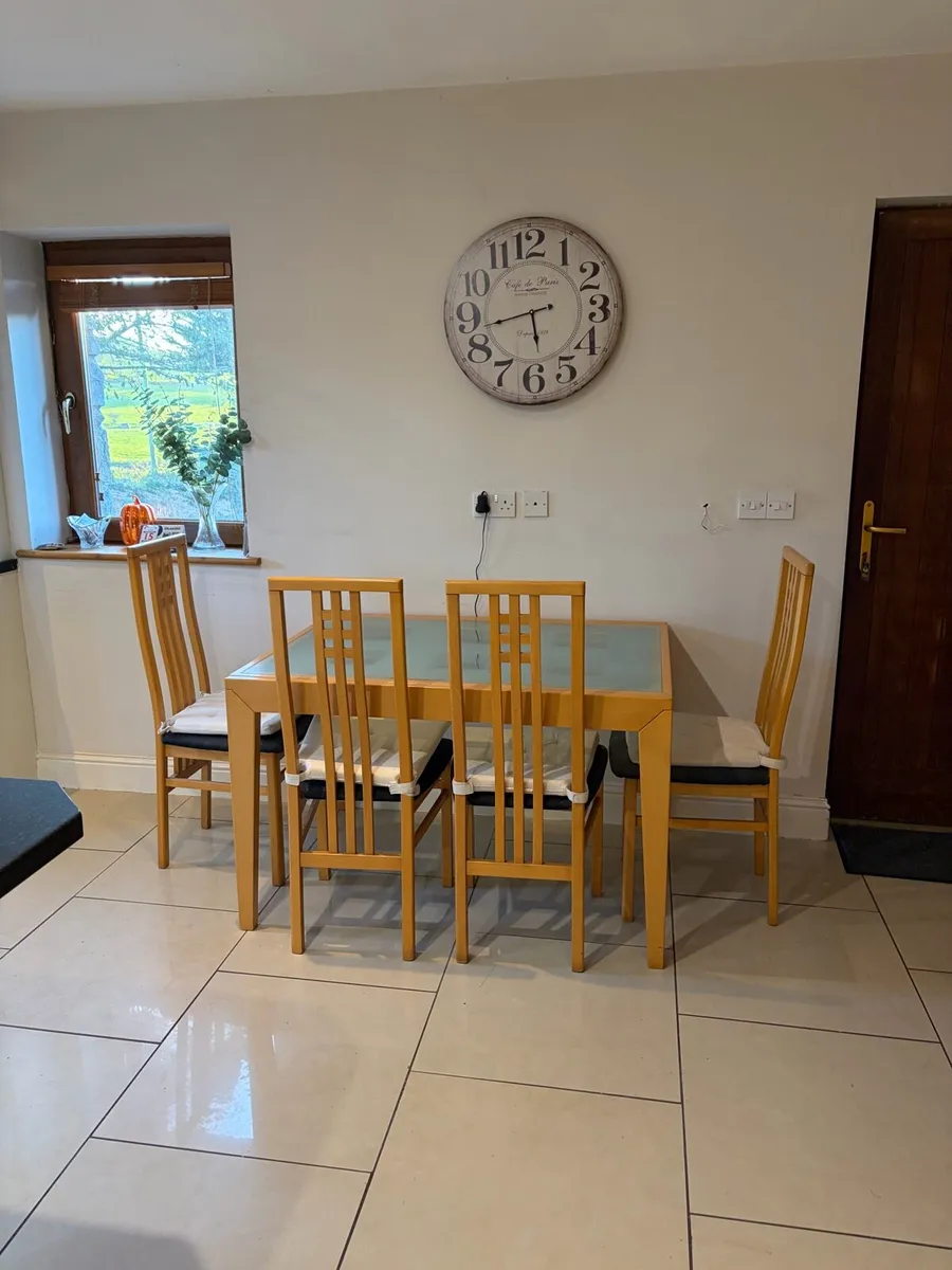 Table and chairs - Image 1