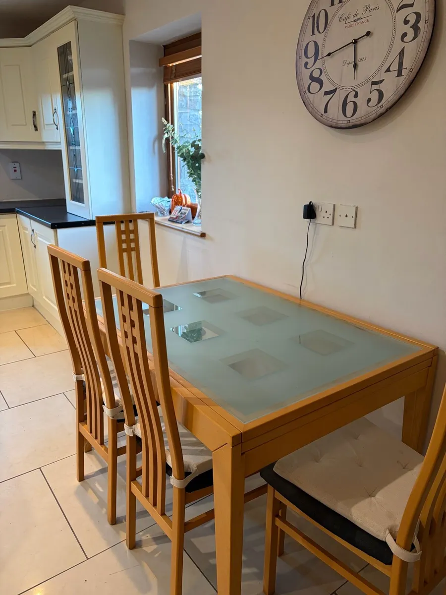 Table and chairs - Image 2