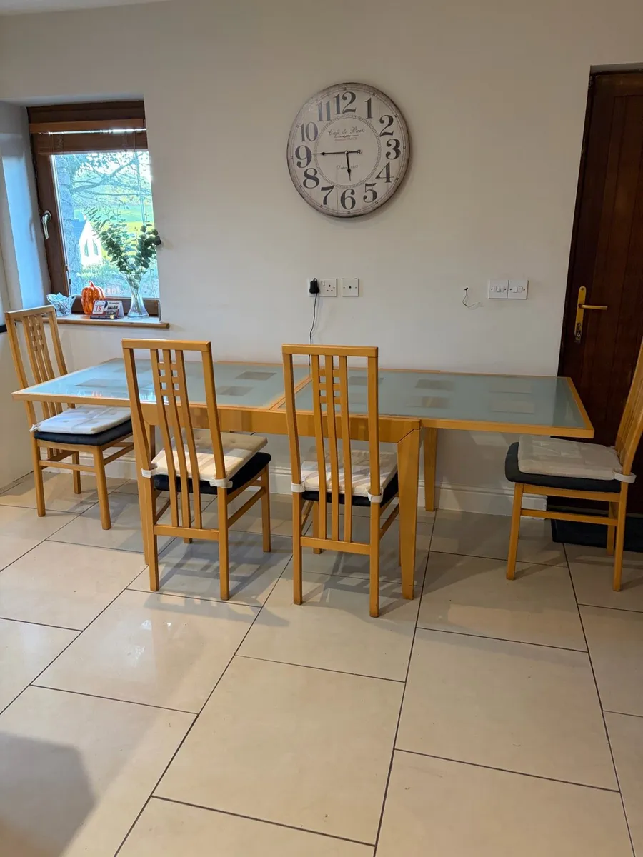 Table and chairs - Image 3