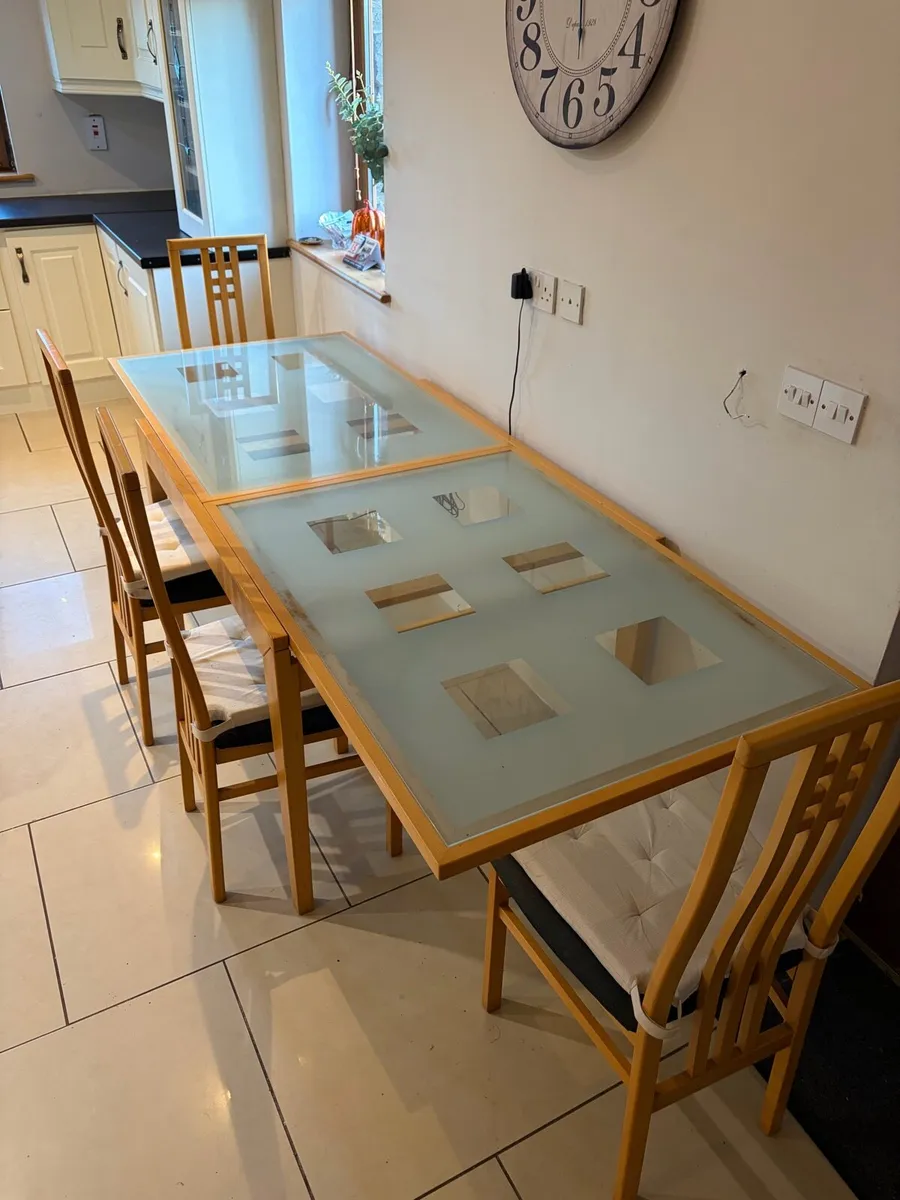 Table and chairs - Image 4