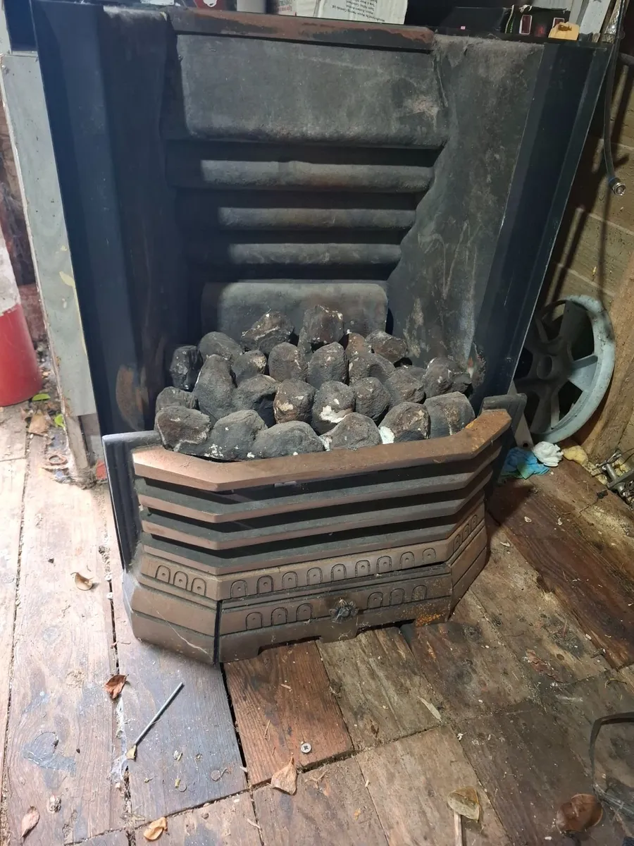 Gas insert for fireplace +backplate+grate+cylinder