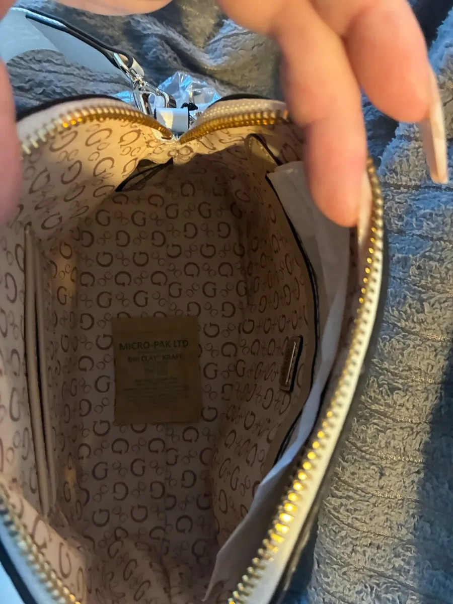 Genuine GUESS bag brand new - Image 4