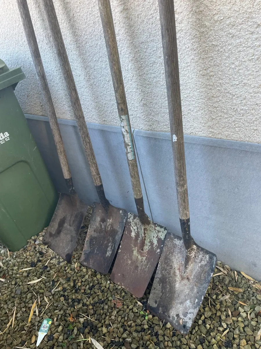Shovel x 4 - Image 1