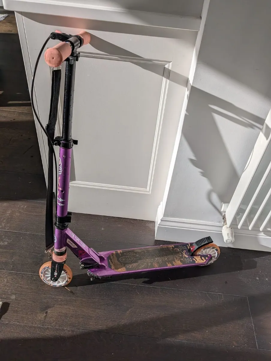 2 Oxelo MID 5 Folding Scooters - Blue & Purple - Image 3