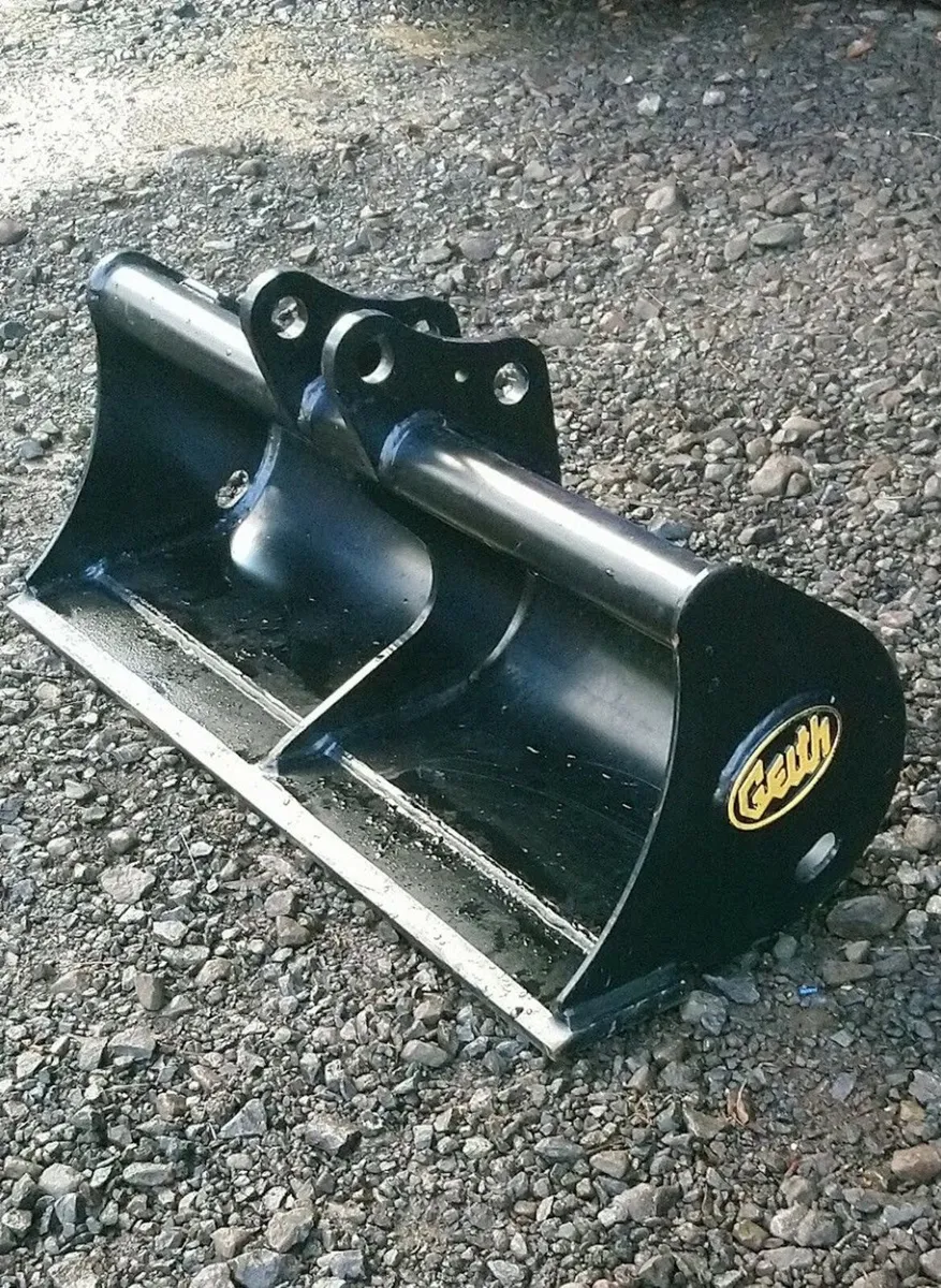 BOBCAT E10 E17 E19 E20 GRADING BUCKET 30mm pins - Image 1