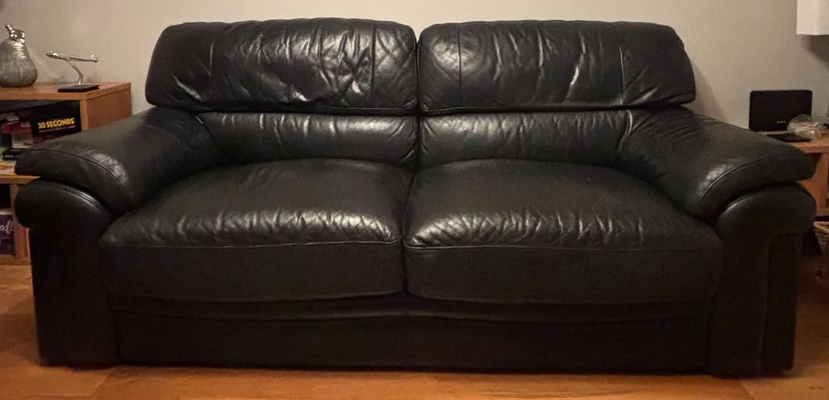 Black two and three seat leather sofa - Image 2