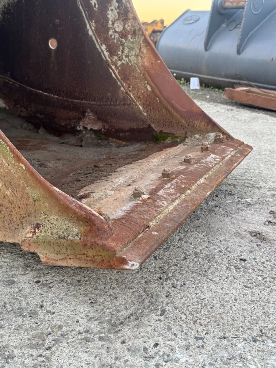 36” Titan Hill Bucket on 80mm Pins - Image 4