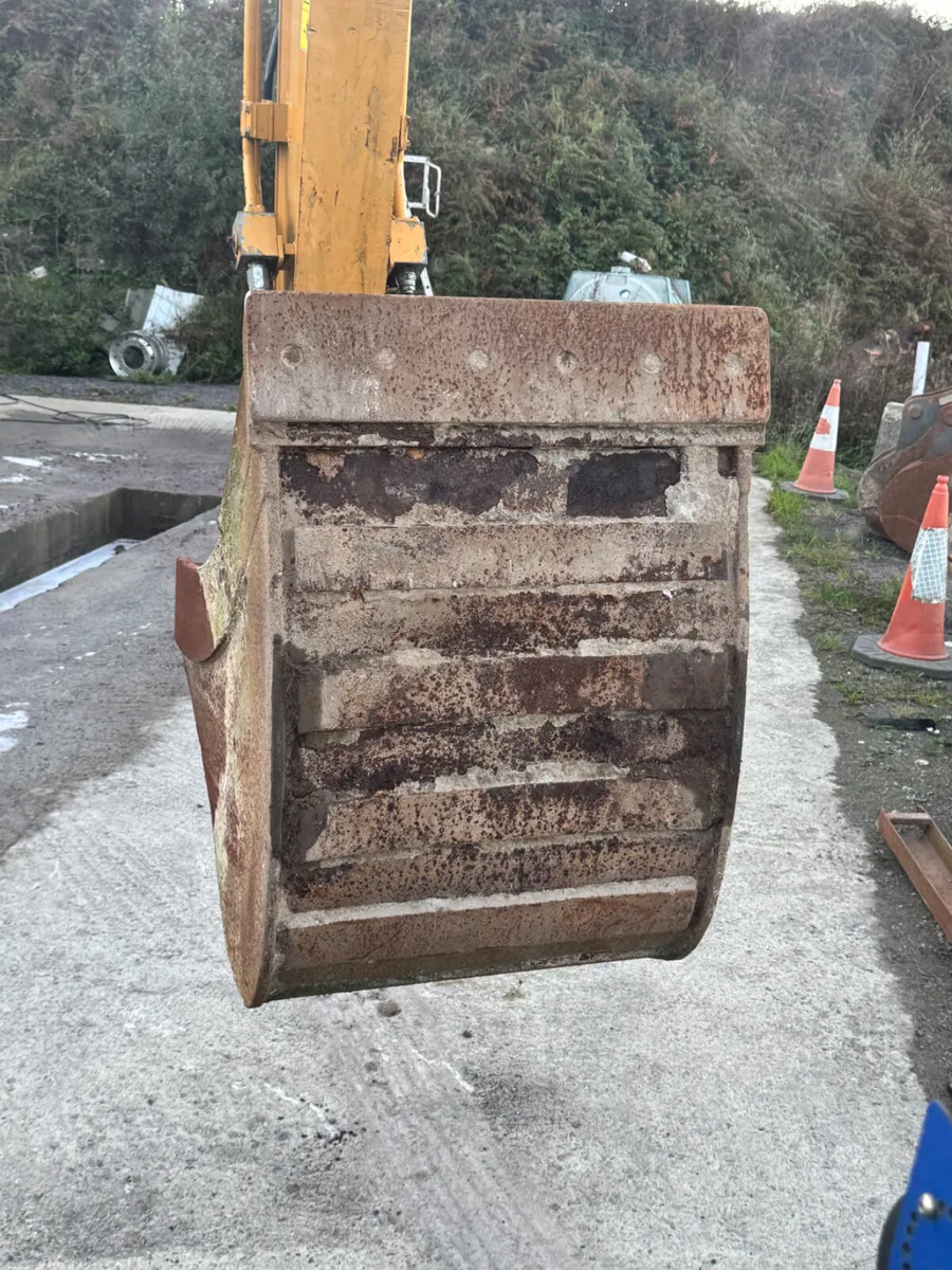 36” Titan Hill Bucket on 80mm Pins - Image 2