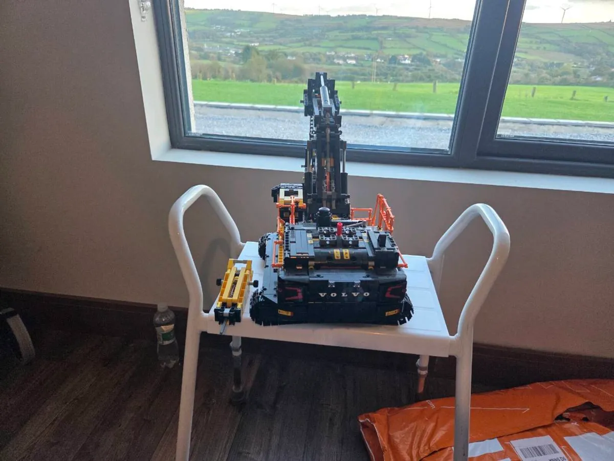 Lego Volvo 550 excavator - Image 2
