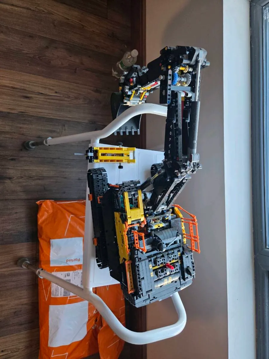 Lego Volvo 550 excavator - Image 3