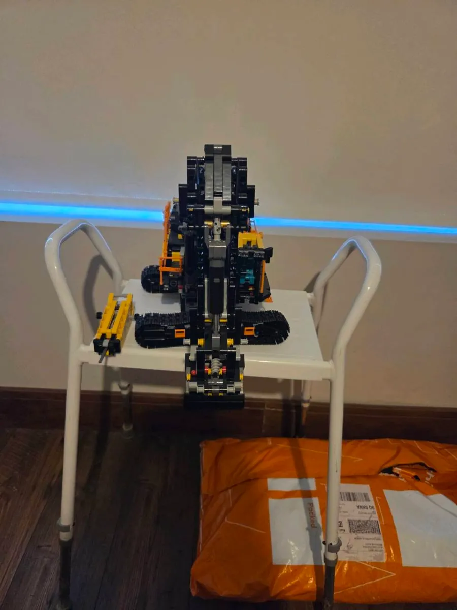 Lego Volvo 550 excavator - Image 4