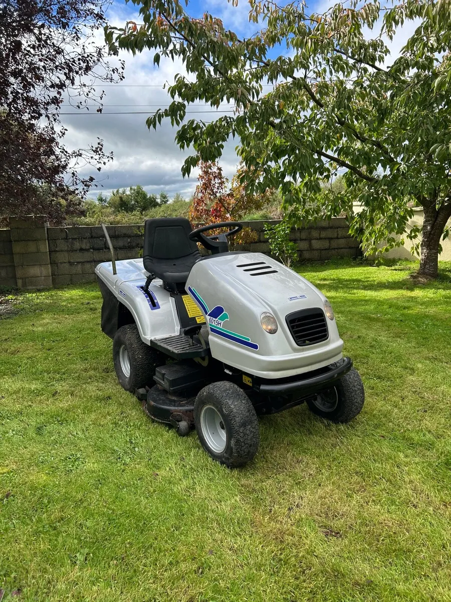 Ride on lawnmower - Image 1