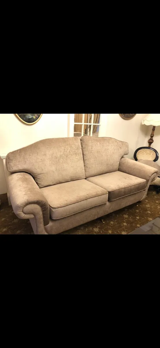 Couch and matching chair - Image 1