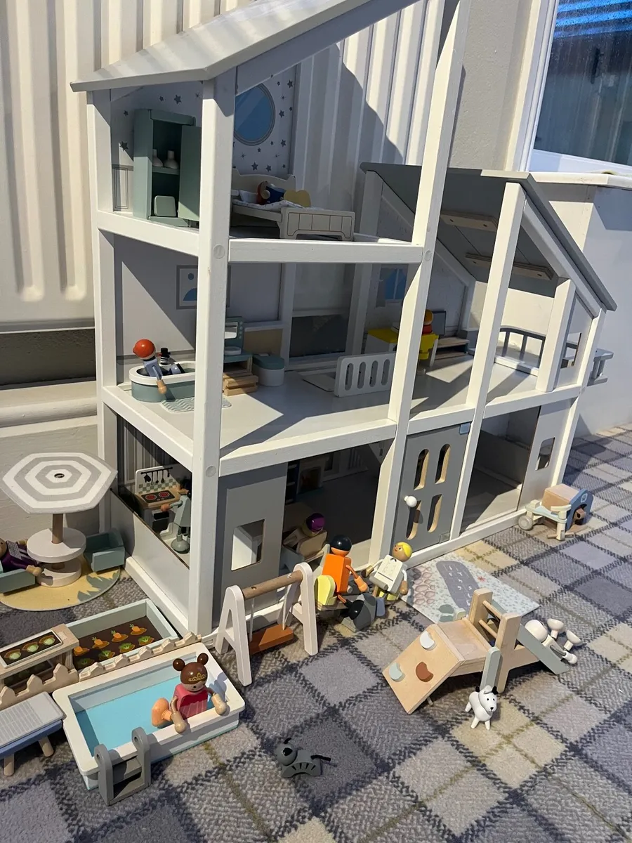 Doll house - Image 2