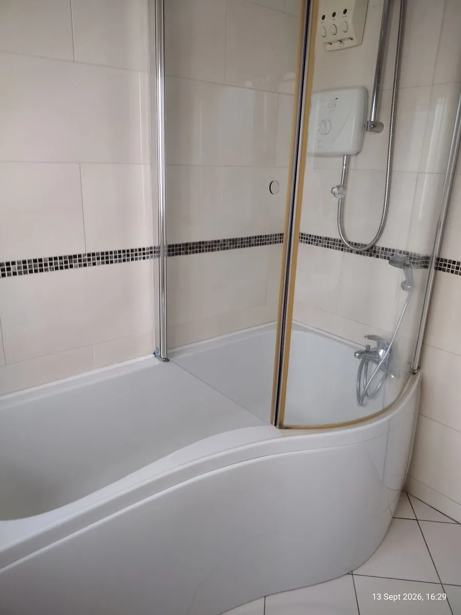 Shower/bath combined - Image 1