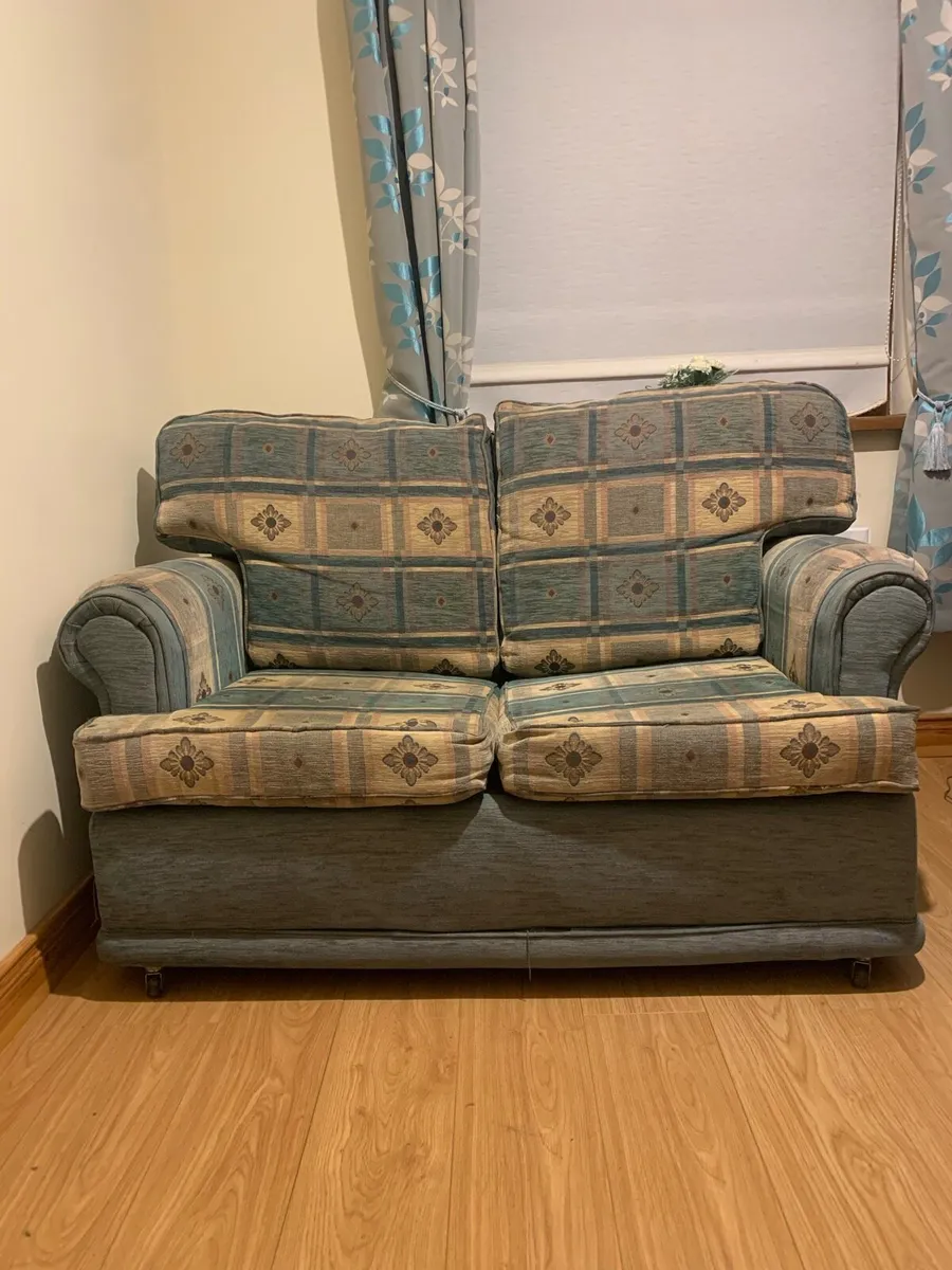 Sofa bed with two matching armchairs - Image 1