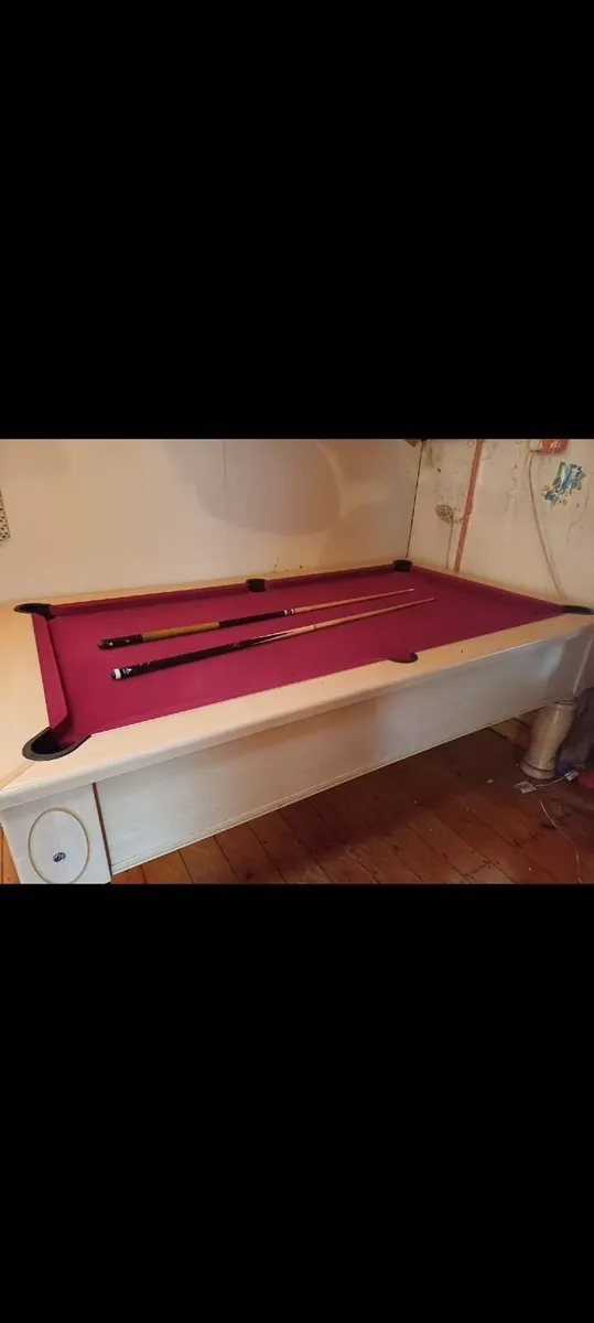 Pool table - Image 1