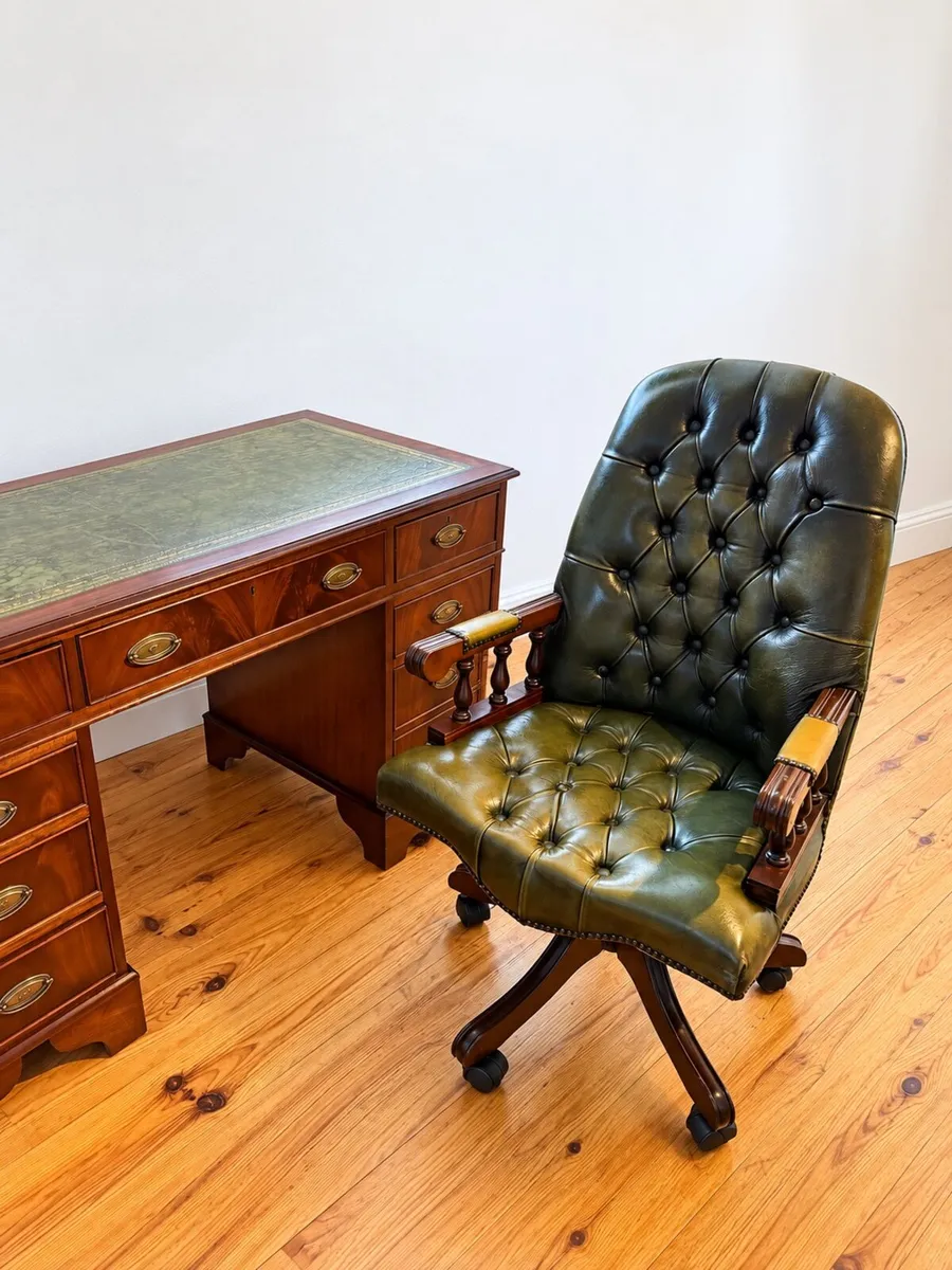 Chesterfield Mountbatton Swivel Chair - Image 3