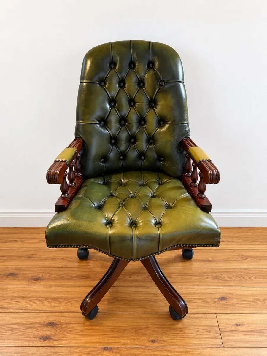 Chesterfield Mountbatton Swivel Chair - Image 1