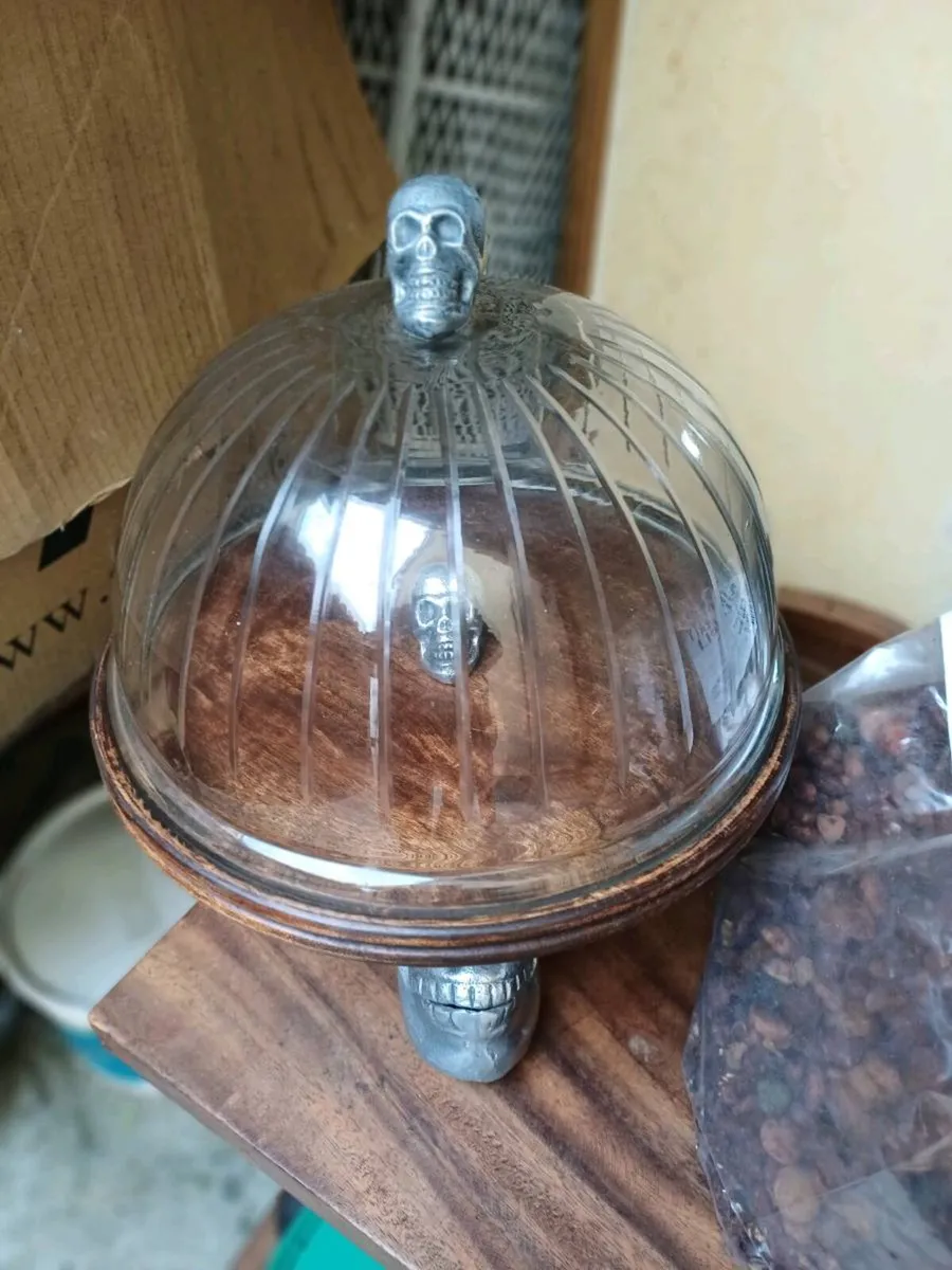 Vintage Gothic Style Cake Stand - Image 2