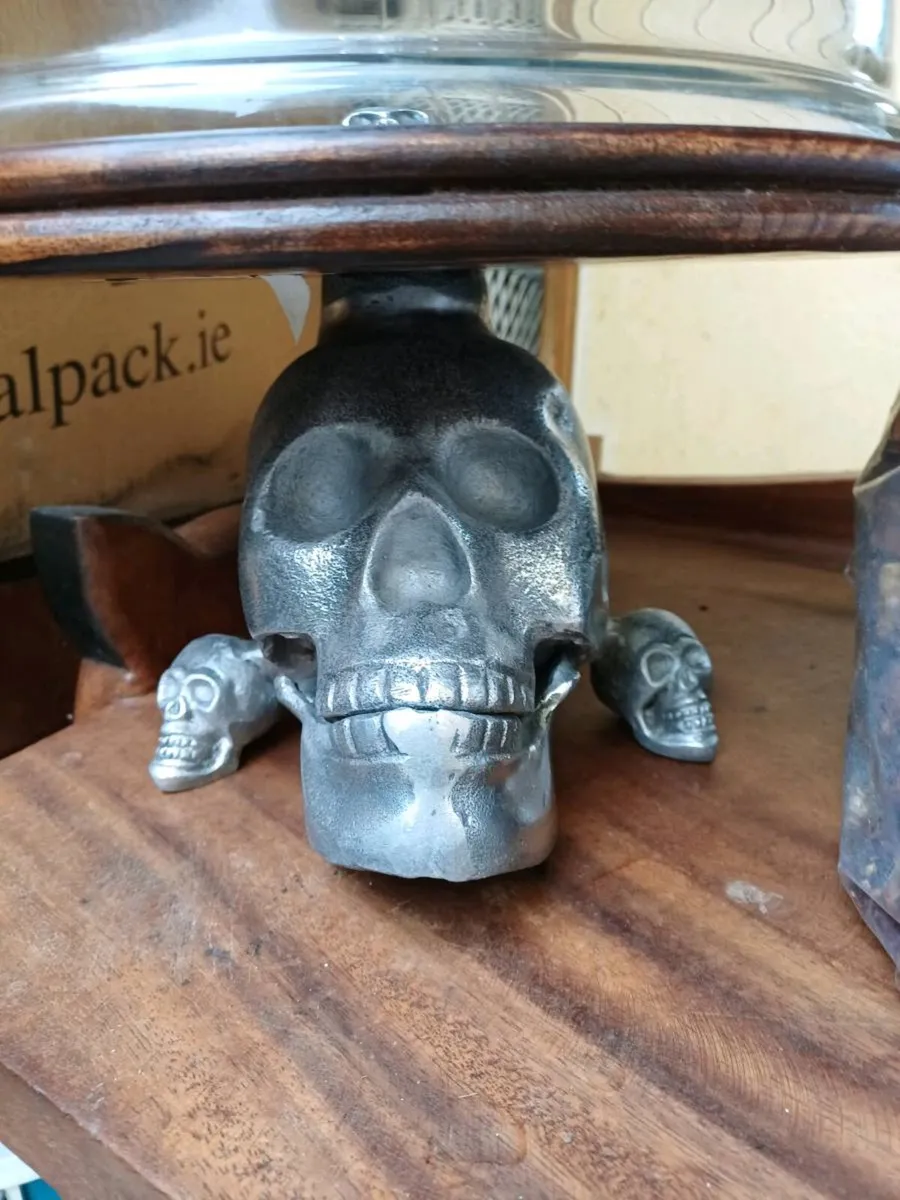 Vintage Gothic Style Cake Stand - Image 3