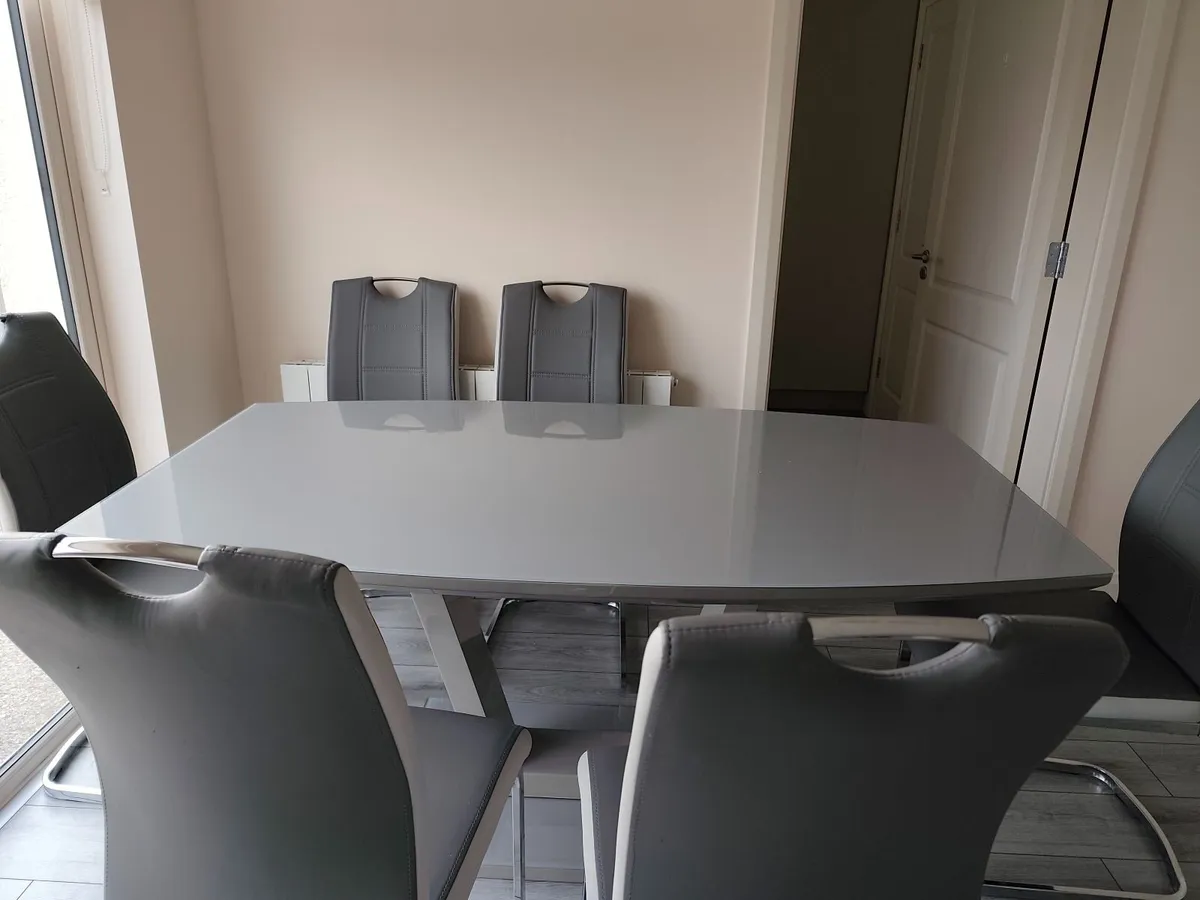 Table and chairs - Image 1
