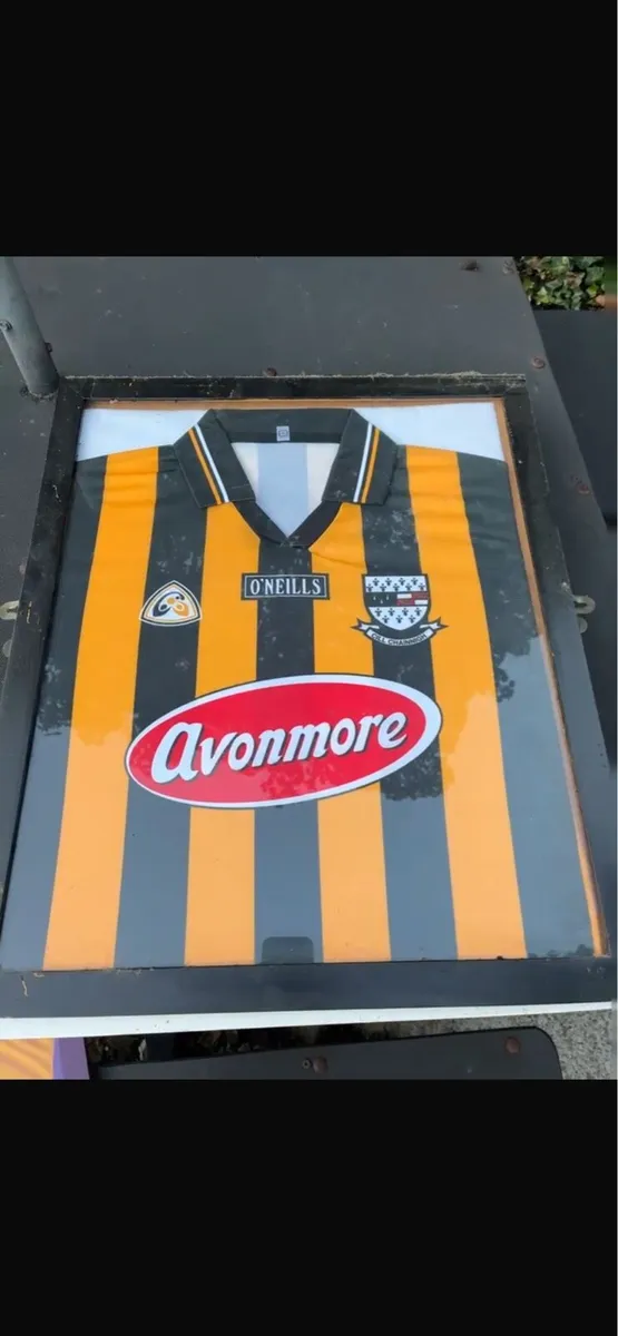 Jerseys framed - Image 2