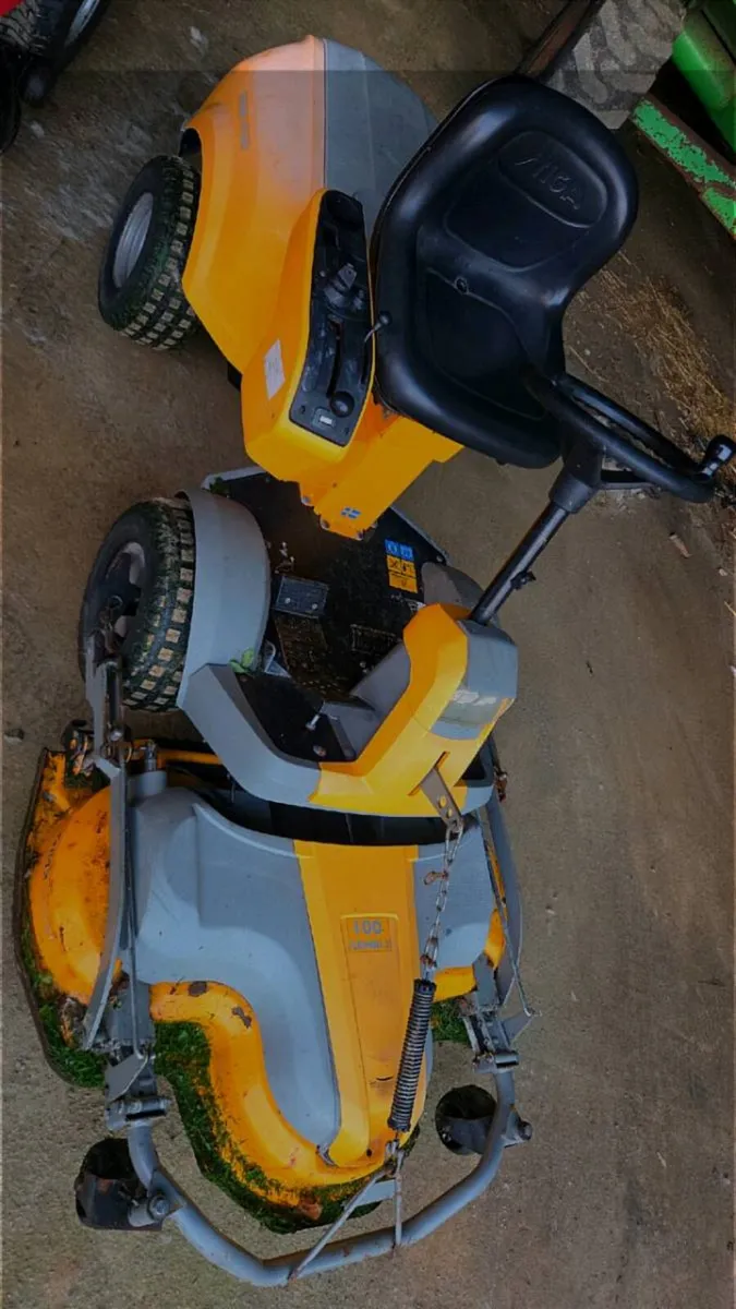 Ride on lawnmower - Image 1