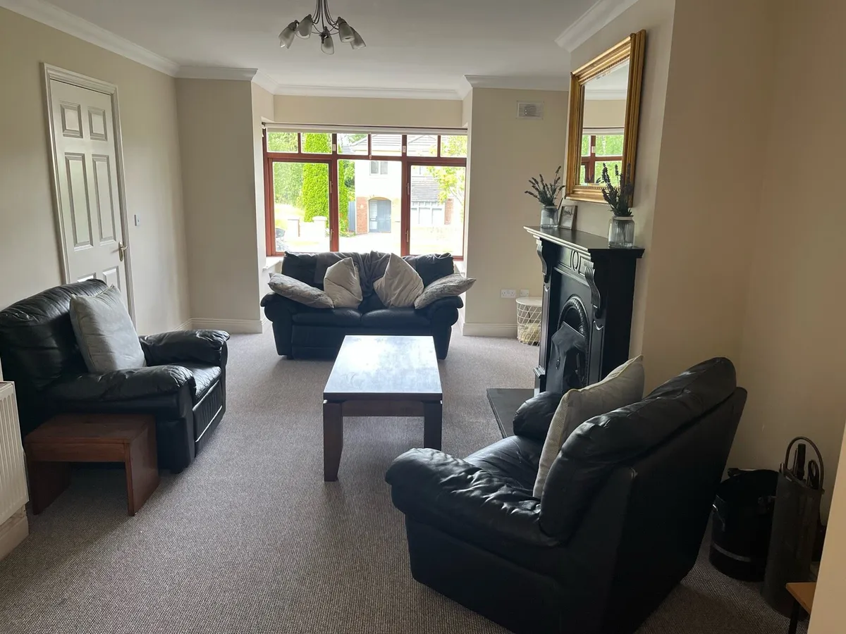 Suite of furniture - Image 1