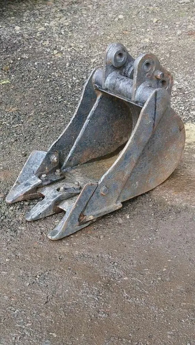 JCB KUBOTA DIGGER BUCKET 25mm pins - Image 1