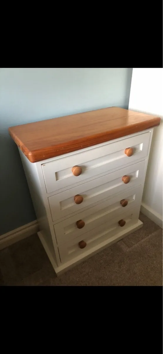 White locker - Image 1