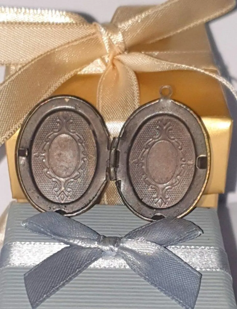 Vintage Victorian Brass Oval Locket - Image 4
