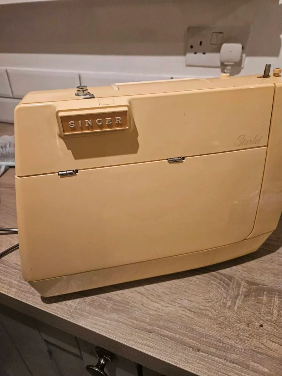 Vintage singer sewing machine - Image 1