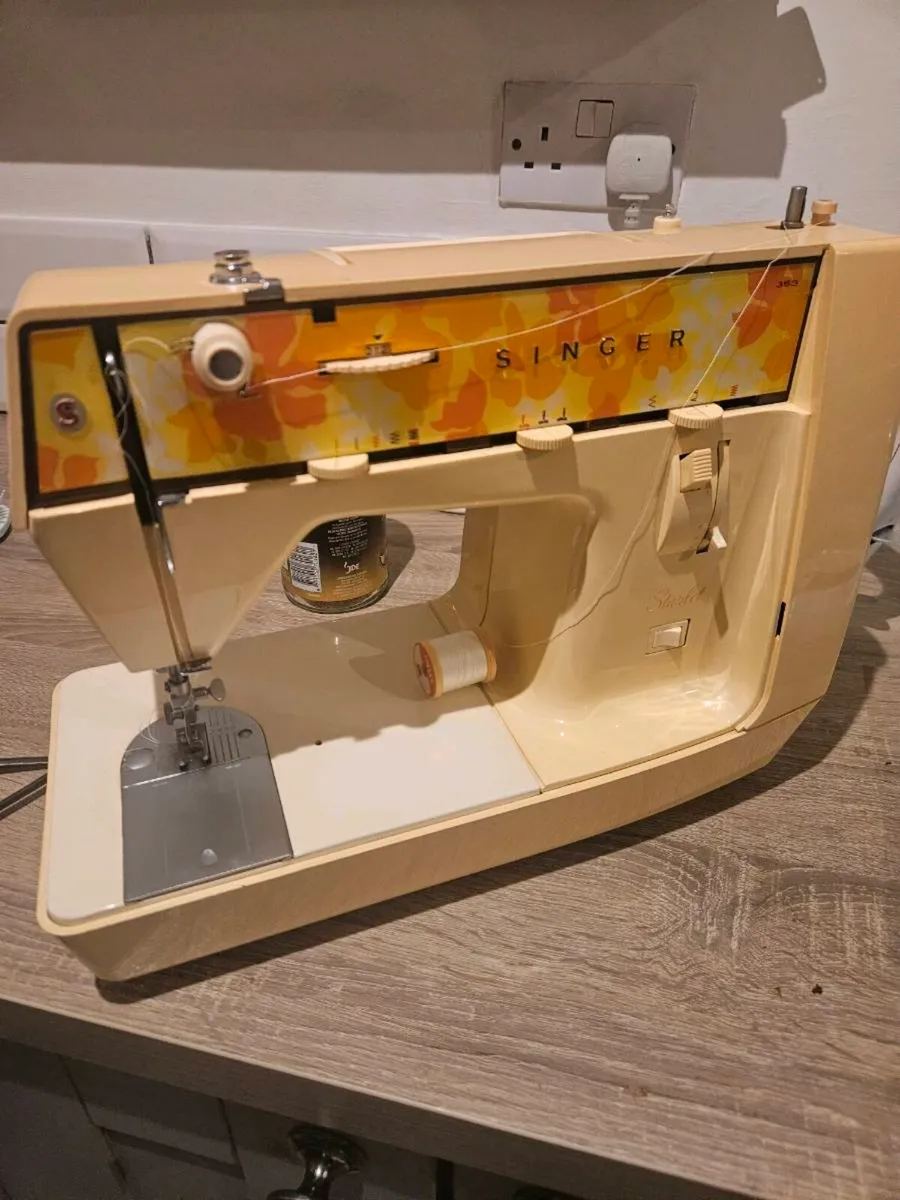 Vintage singer sewing machine - Image 2