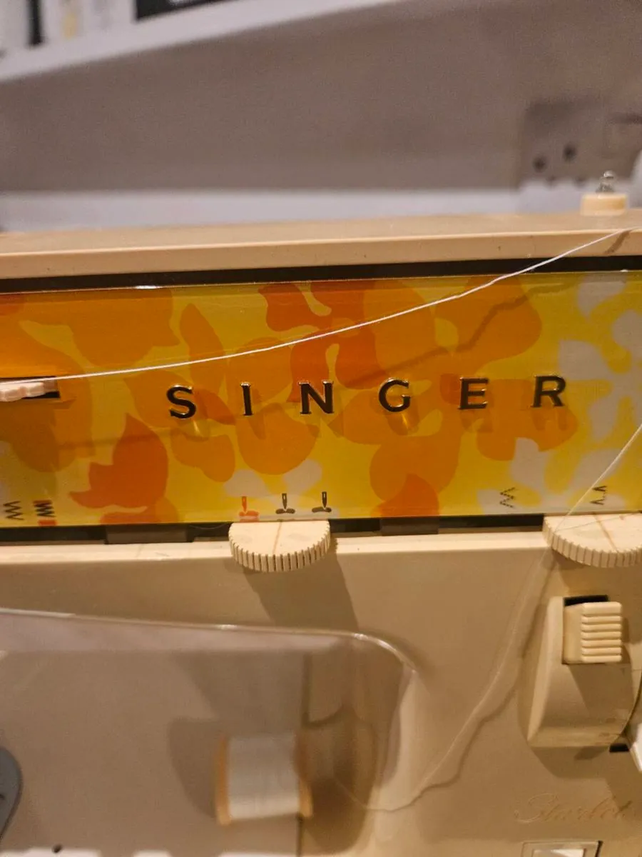 Vintage singer sewing machine - Image 3