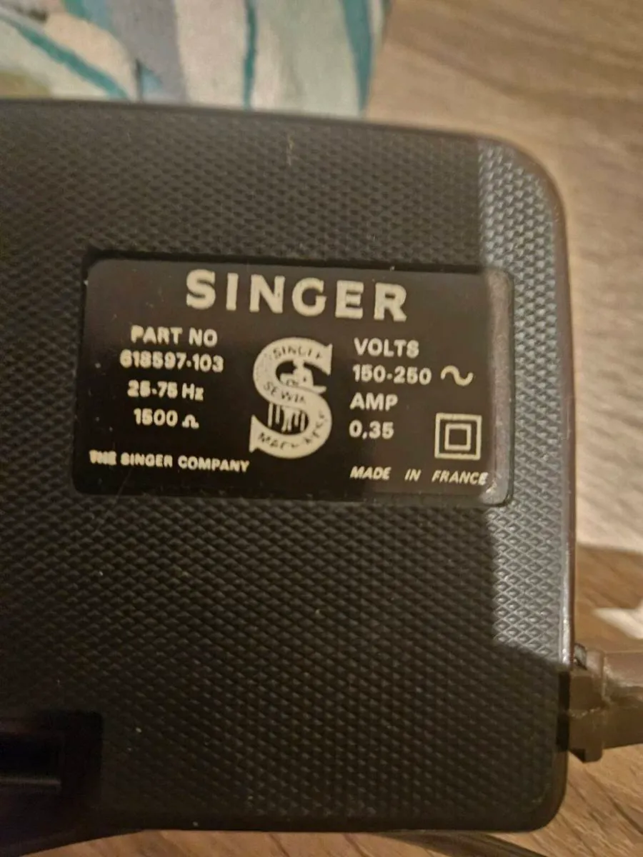 Vintage singer sewing machine - Image 4
