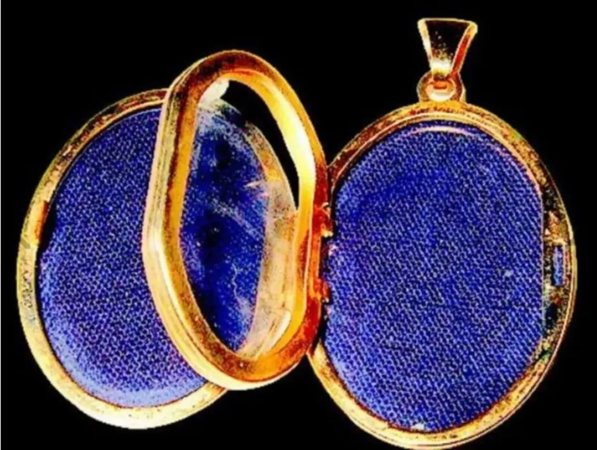 Vintage 9ct Gold Treble Section Locket - Image 4