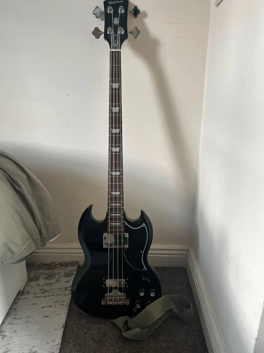 Base Guitar and Amp - Image 4