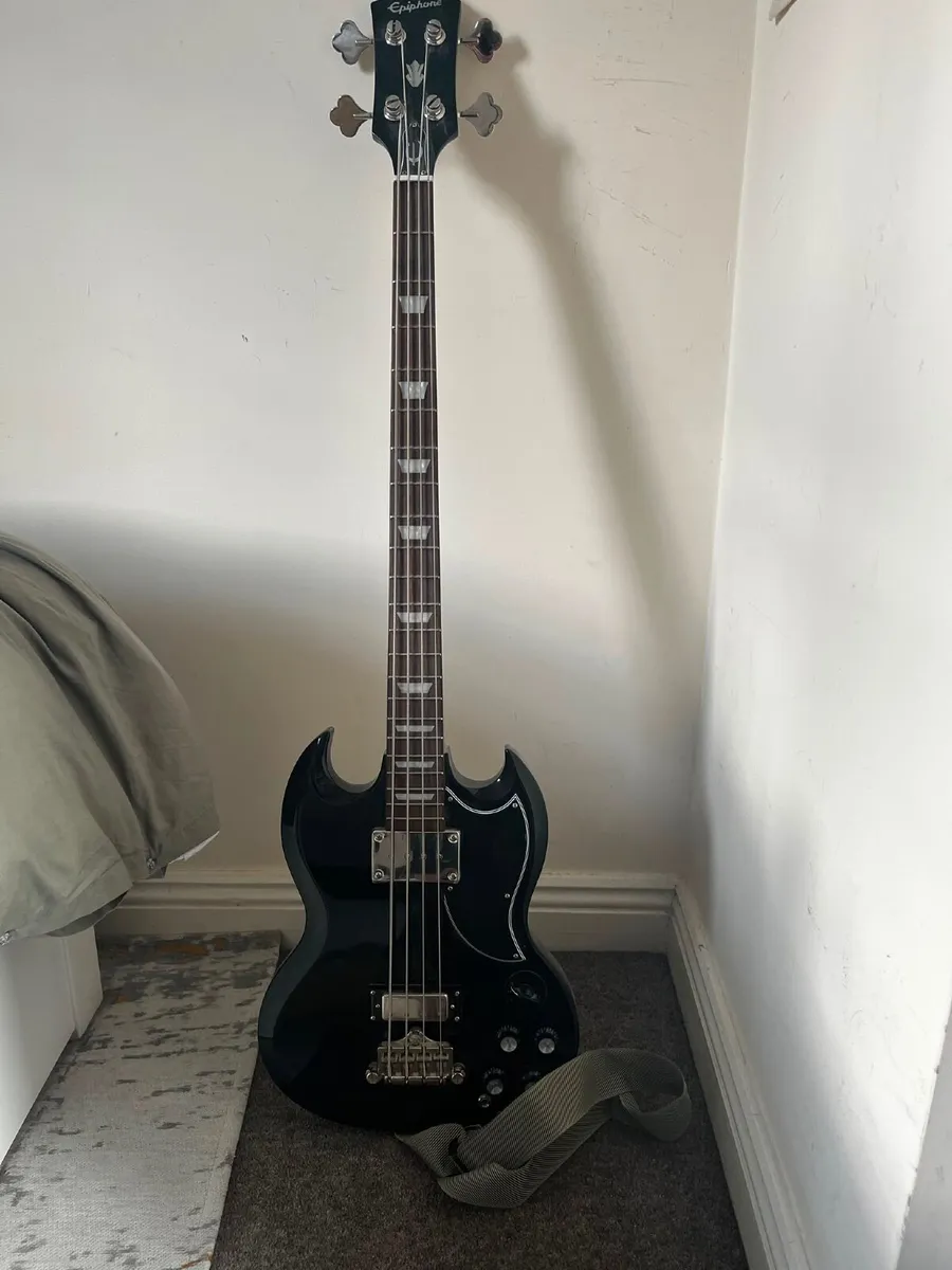 Base Guitar and Amp - Image 3
