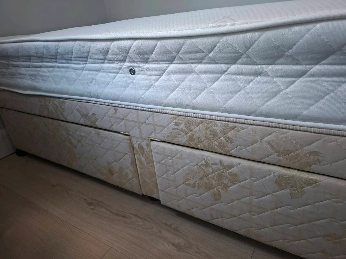 Single bed base and mattress - Image 1