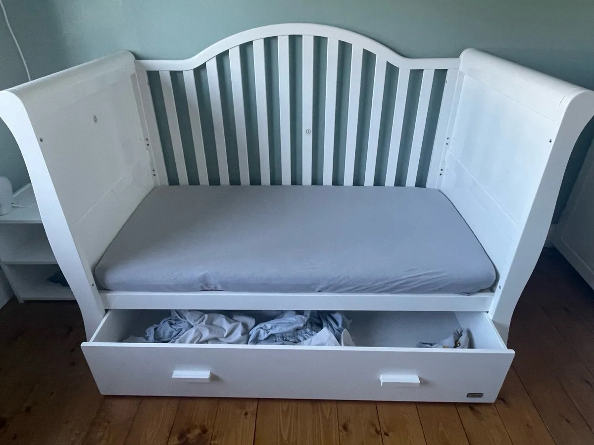 Cot and chest of drawers - Image 2
