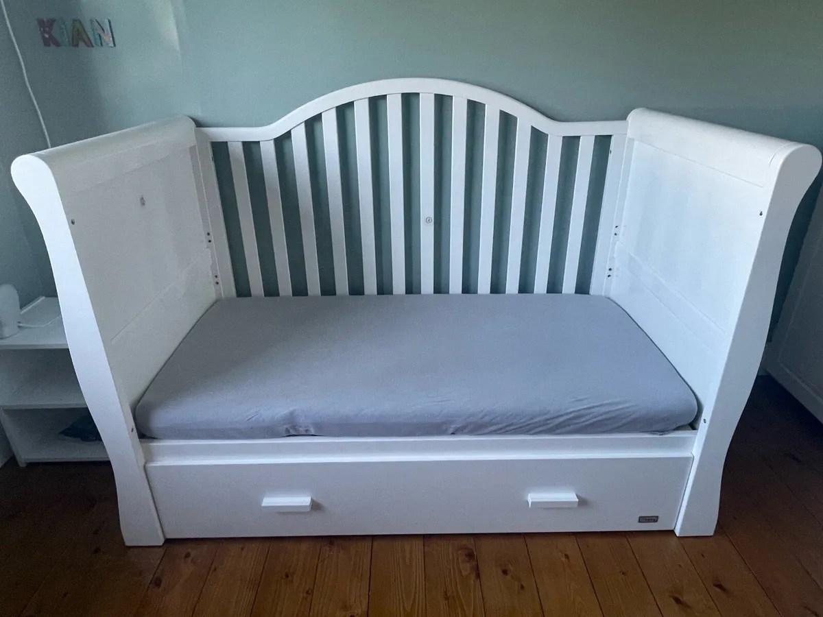 Cot and chest of drawers - Image 3