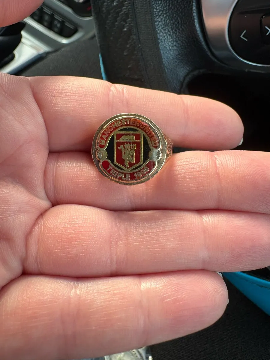 Manchester United 9ct gold ring - Image 1