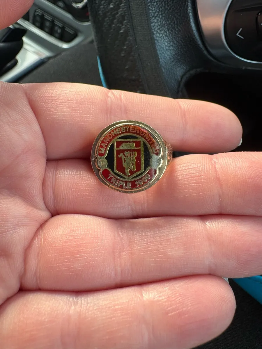 Manchester United 9ct gold ring - Image 2