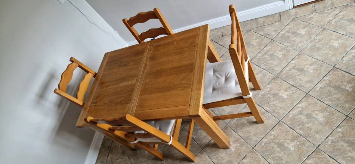 Expanding solid oak dinning table and four chairs. - Image 1