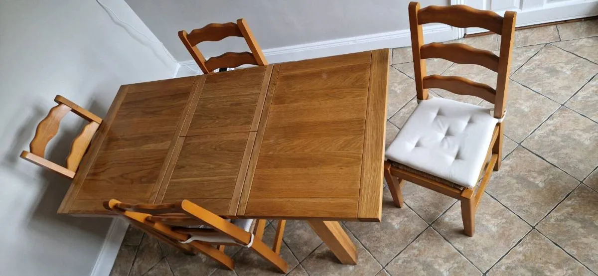 Expanding solid oak dinning table and four chairs. - Image 3