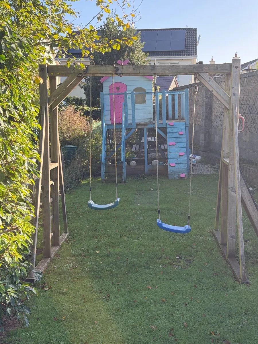 Tree house and swings - Image 1