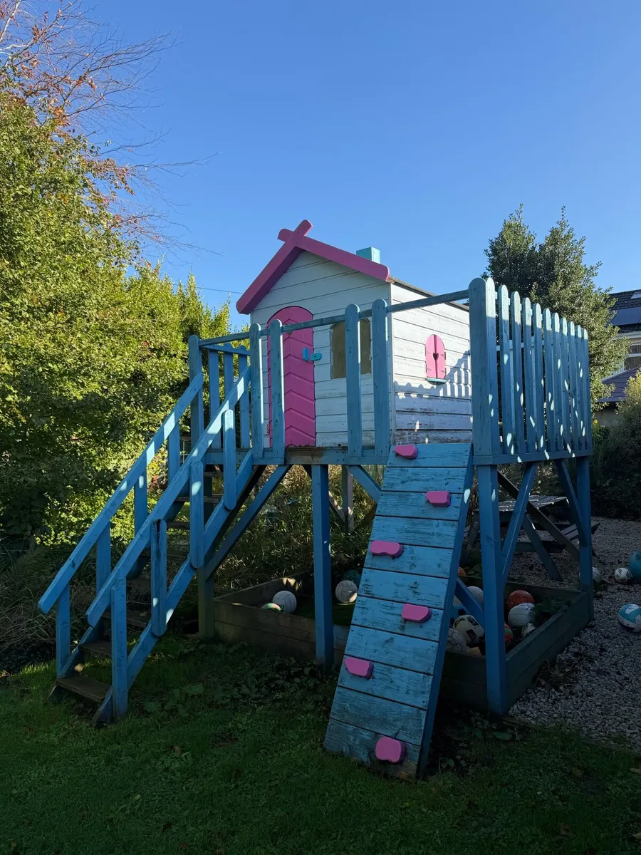 Tree house and swings - Image 2